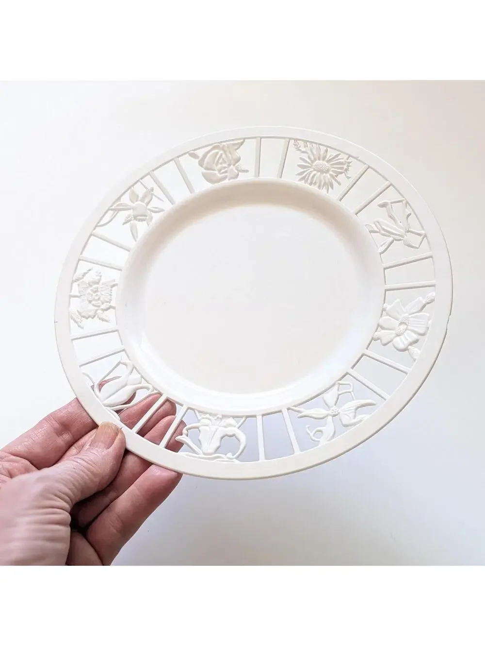 MCM Vintage Plastic Luncheon Plate Holders - Picnic Plates